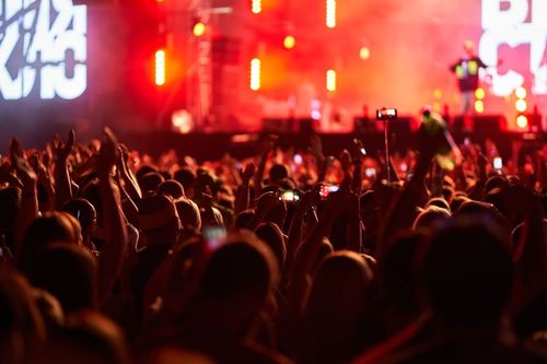 Décors féeriques, sculptures de glace, bains de boue ou musique… Voici 8 festivals à vivre au moins une fois dans le monde ! 