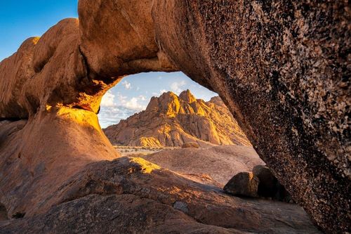En Afrique, ces immenses massifs rocheux nommés "inselbergs" cachent des secrets insoupçonnés