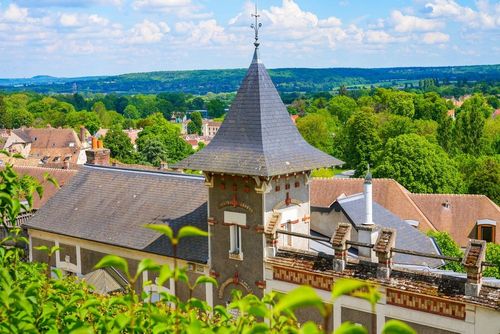 Sur les bords de Marne, ce magnifique village médiéval à 1h de Paris vous promet une escapade bucolique