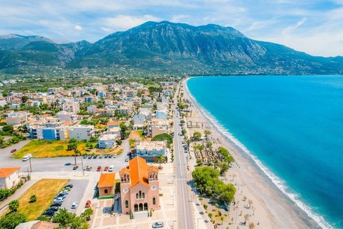 Accessible en vol direct depuis la France, cette ville grecque est à (absolument) découvrir pour son architecture, ses plages et ses montagnes !