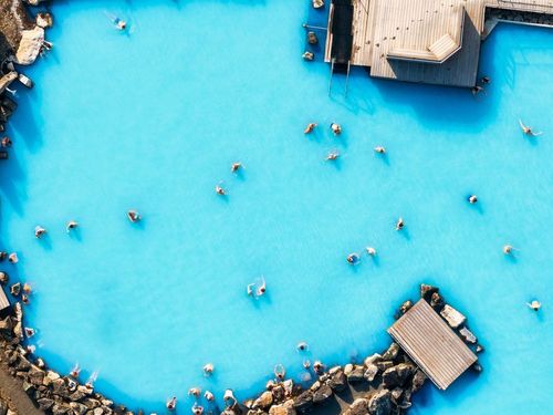 Lagons, grottes avec spa, cascades suspendues... Découvrez les sources d'eau chaude les plus insolites cet hiver !