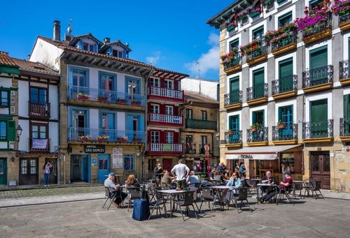 Située à la frontière française, cette charmante ville espagnole est un petit bijou d’histoire et d’architecture 