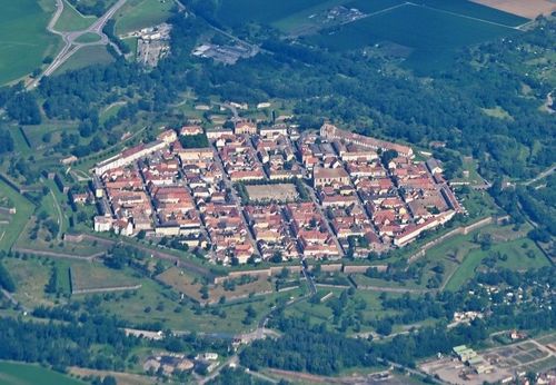 Le saviez-vous ? Cette ville fortifiée en forme d’octogone se trouve en France ! Voici où la trouver