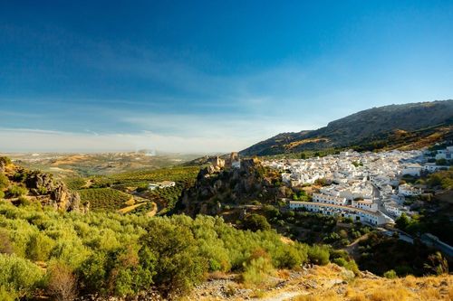 Dans les montagnes de la Sierra Subbética, découvrez un village andalou où l’histoire se mêle à la nature !