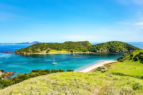 Plages ou aurores boréales ? Voici 10 destinations idéales pour des vacances en novembre