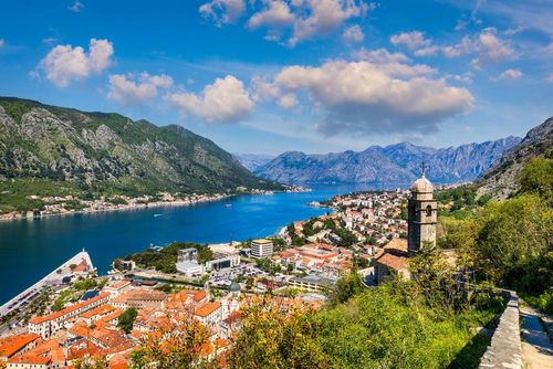 Petits villages, villes balnéaires et paysages à couper le souffle... voici 4 destinations à découvrir au moins une fois dans les Balkans !