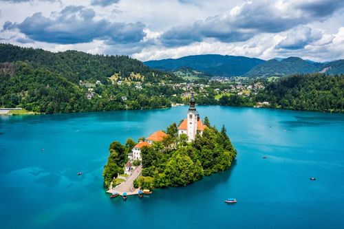 Grotte, cascades, gorges... A 2h de la France, découvrez la nature exceptionnelle de ce pays frontalier à l'Italie et la Croatie !