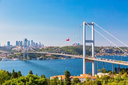 Ces grandes villes sont aussi populaires que les capitales de leurs pays ! A découvrir en 2025