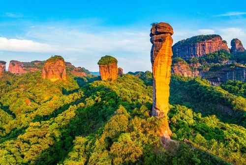 Montagnes multicolores, plage rouge, villages traditionnels... Ces sites incroyables se trouvent en Chine !