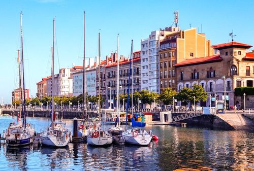 Cette ville colorée d’Espagne est encore méconnue des touristes… mais plus pour longtemps ! (À découvrir avant tout le monde)