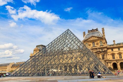 Saviez-vous que le musée du Louvre propose des nocturnes gratuites les premiers vendredis du mois ?