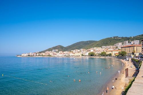 On a repéré ce bon plan : un séjour de 5 jours à Ajaccio, en hôtel 4* avec vue sur mer, petits-déjeuners et vols inclus, dès 390 euros.