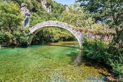 Loin du tourisme de masse, cette région méconnue de Grèce et ses 46 petits villages authentiques sont à découvrir avant tout le monde !