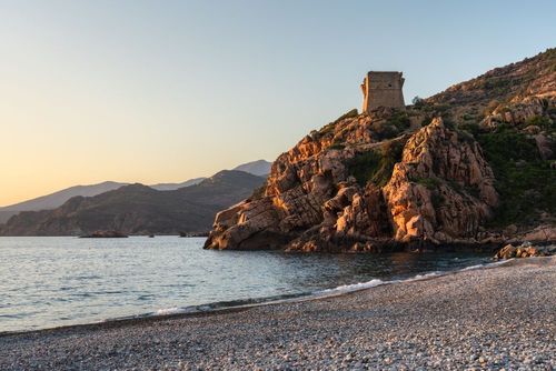 Échappez au tourisme de masse : cette plage secrète de Corse est un bijou caché