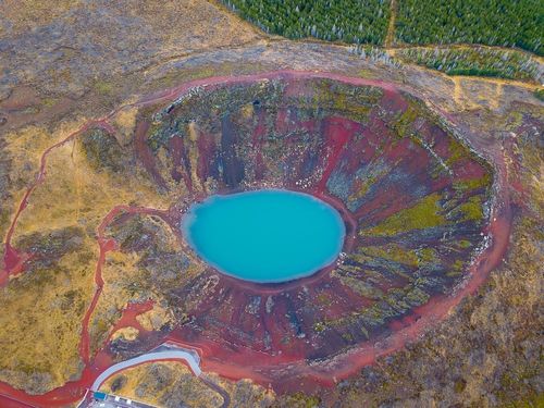 Spectaculaire et méconnu, ce cratère vieux de 3000 ans abrite un lac ! (Et il est situé dans un superbe pays à seulement 3h40 de vol de la France)