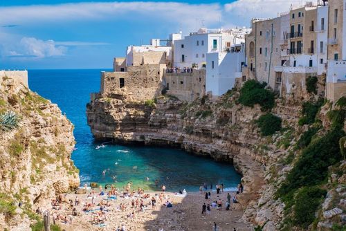 Entre mer turquoise et grottes secrètes, ce village perché sur des falaises est l’un des plus spectaculaires d’Italie !