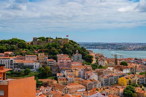 Lisbonne ne se résume pas à ses monuments emblématiques ! Les alentours de la capitale portugaise regorgent de trésors