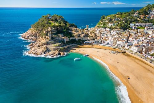 À la frontière entre la France et l’Espagne, ce village espagnol est surnommé le “Paradis bleu” (et c’est totalement mérité!)