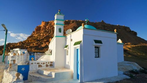 Entre sites archéologiques, capitale vibrante et villages blancs... voici 6 raisons de visiter ce pays d'Afrique du Nord ! 