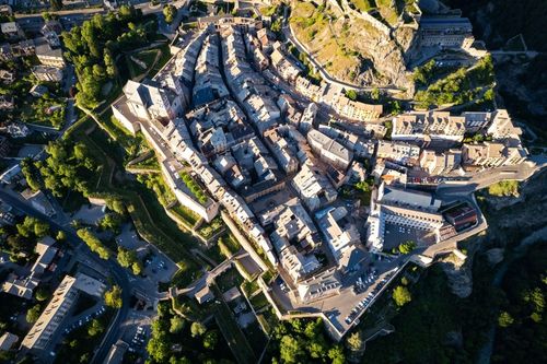 Dans les Alpes françaises, cette ville proche de la frontière italienne est la plus haute ville de France (et elle cache une forteresse signée Vauban) !