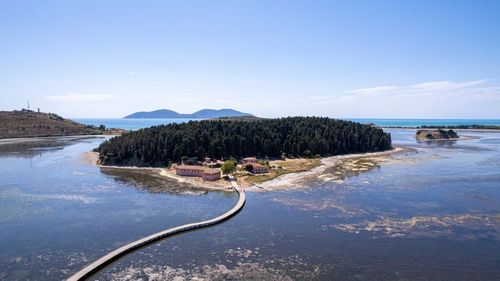 Nichée sur la côte ouest de l’Albanie, cette petite île encore méconnue est un véritable havre de paix !