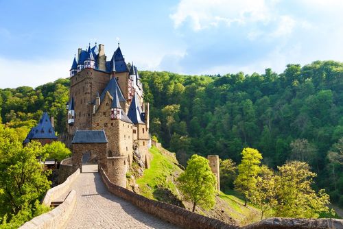 7 châteaux majestueux à visiter en Europe pendant les vacances de printemps (l'un d'entre eux se trouve en France !)