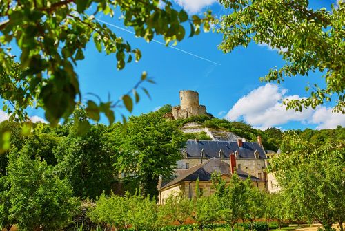 Maisons troglodytes, château, balade sur la Seine... à 45 minutes de Paris, ce petit village est l'un des plus beaux de la région parisienne ! 