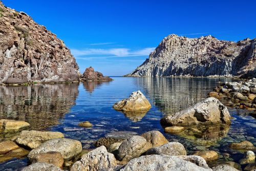 Cette île italienne aux eaux turquoise est une destination encore préservée du tourisme de masse ! A visiter au moins une fois