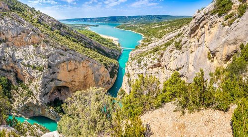 Dans les Gorges du Verdon, ce sentier offre des vues exceptionnelles sur le lac et les falaises !