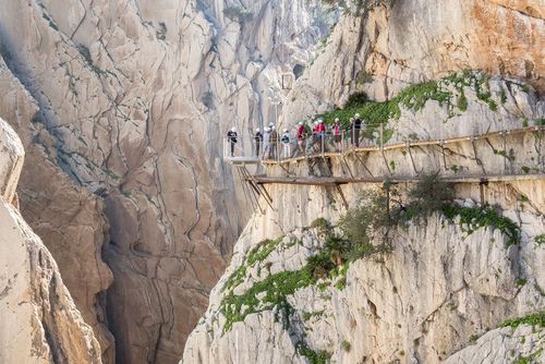 Près de Malaga, ce sentier autrefois réputé comme le plus dangereux au monde est l’un des plus vertigineux !