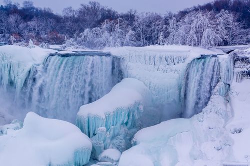 "Un vrai spectacle de la nature" Ces cascades impressionnantes sont encore plus belles quand elles sont gelées !