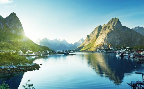 Ces îles norvégiennes offrent des paysages grandioses et une facette méconnue de cette destination nordique en été ! 