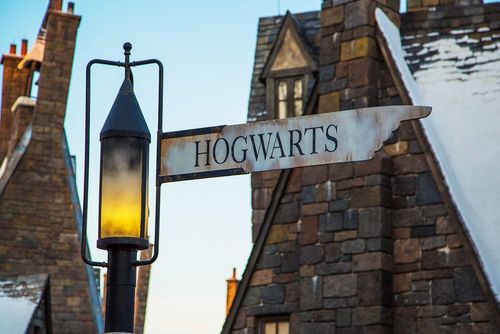 Passer la nuit dans l'univers d'Harry Potter, c'est possible en France ! Voici 3 Airbnb inspirés des livres de J.K. Rowling