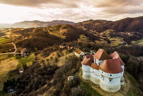 A 1h30 de Zagreb, ce château perché vaut le détour lors d'un voyage en Croatie ! (Surtout si vous aimez les frissons !)