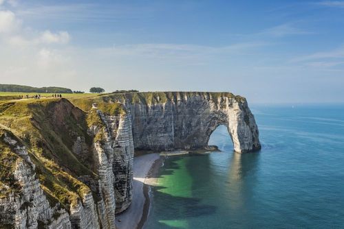 Idéales pour une escapade au cœur d’un littoral sauvage et préservé, ces 5 belles plages en Normandie sont à découvrir cet été !