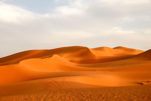 Entre mer, montagne ou forêts, voici 5 dunes fascinantes à découvrir aux quatre coins du globe (l'une d'entre elles se trouve en France) !