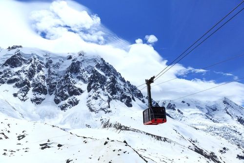 Culminant à près de 4000 mètres d’altitude, ce mythique téléphérique français fête ses 70 ans
