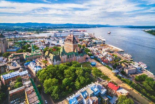 Una vista panoramica su Quebec da 221 metri di altezza...