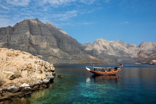 Saviez-vous qu’il existe des fjords à Oman ? Un site impressionnant et méconnu situé à 1h de Mascate, la capitale ! (On peut même y voir des dauphins !)      