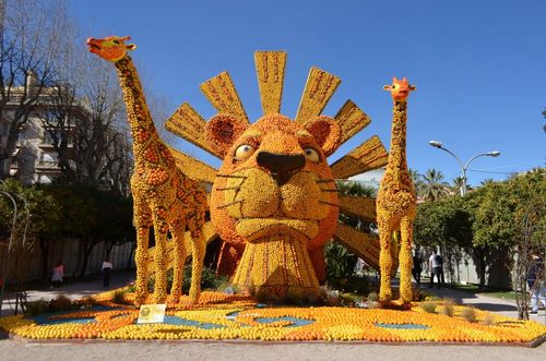 Cette petite ville française proche de la frontière italienne organise l'une des fêtes les plus grandioses du pays (et ça dure deux semaines) !