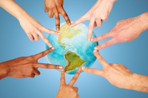 Certains gestes n'ont pas la même signification dans certains pays du monde ! Voici ceux à proscrire si vous partez à l'étranger