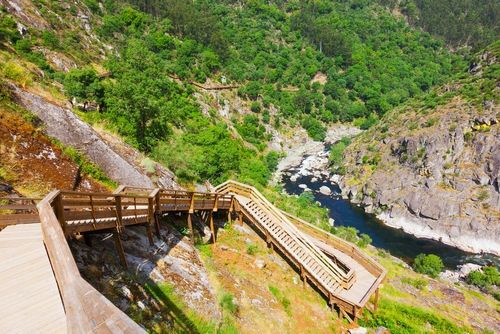 Au Portugal, ces passerelles suspendues dans le vide traversent un géoparc reconnu par l'UNESCO !