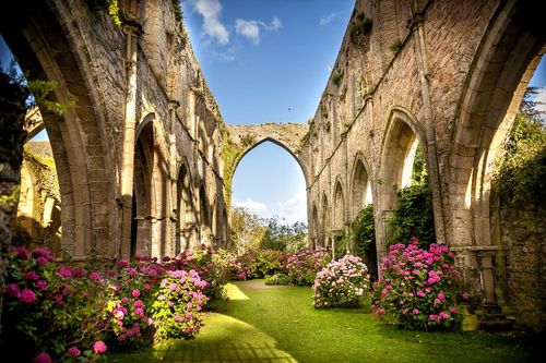 De la Bourgogne à la Normandie, voici 4 abbayes à (absolument) visiter lors de vos prochaines vacances !
