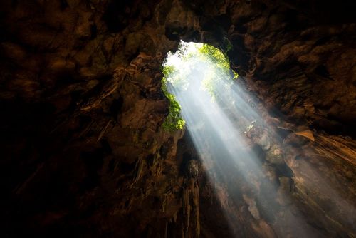 Surnommée "la grotte aux diamants", cette merveille souterraine qui scintille est à découvrir au moins une fois en France ! 