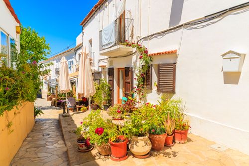 In Sant Joan de Labritja spazieren gehen und in den wilden Buchten des Nordens baden.