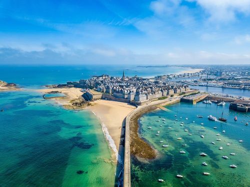Ce n'est ni la Martinique ni la Croatie, mais bien la France ! Voici les paysages de cartes postales à ne pas manquer en Bretagne 