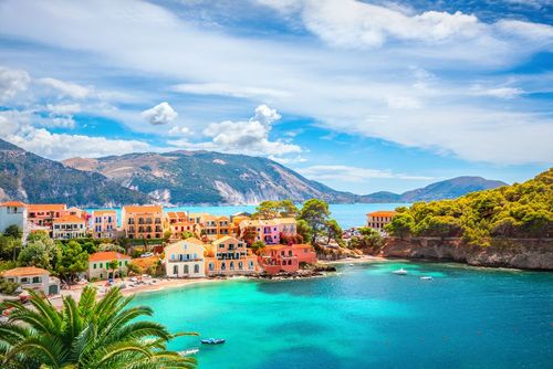 Oubliez les Cyclades, cette île surnommée "l'île aux fleurs" révèle une Grèce plus confidentielle