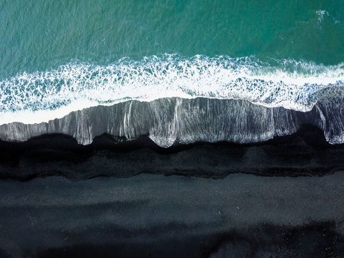 Voici 3 plages de sable noir à couper le souffle (il y en a même en Europe !)