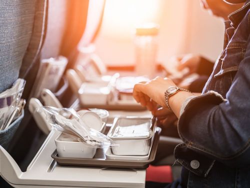 Selon des experts nutritionnistes, voici la nourriture que vous ne devriez jamais manger à bord d'un avion !