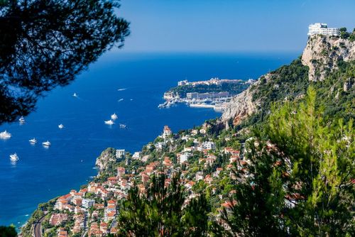 Leave the car in the garage! 5 picturesque villages accessible by train or bus from Nice